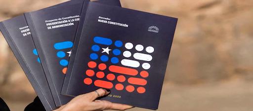 Catro mulleres traducen fragmentos da Constitución de Chile a linguas nativas