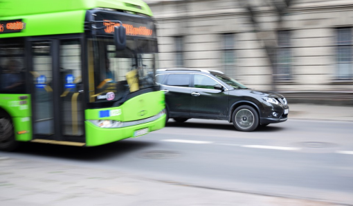 O Concello de Vigo impulsa unha campaña de promoción da lectura en galego entre as persoas usuarias do transporte urbano