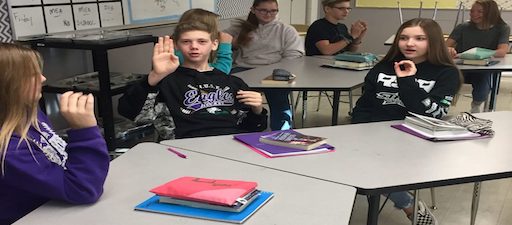 Os centros de ensino secundario de Ontario ofrecerán lingua de signos como parte do currículo