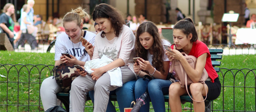 Un estudio muestra que la gente joven de municipios euskaldunes consume mayoritariamente contenidos audiovisuales en castellano