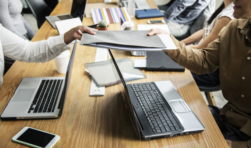 Una treintena de empresas de Santiago de Compostela, Ames y Teo se suma a una iniciativa para impulsar la relación en gallego con la clientela