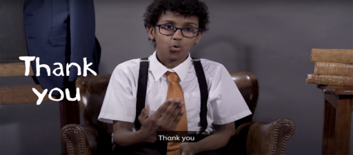 Premian un neno británico polo seu labor ensinando a lingua de signos durante o confinamento 