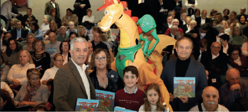 Valentín García acompaña a Rosalía Morlán en la presentación de la obra O dragón Antón e o sapo Rosendo viaxan ata os faros
