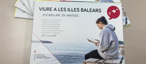 Reeditan a publicación 'Viure a les Illes Balears' para persoas que acaban de chegar ás Baleares e non saben falar catalán